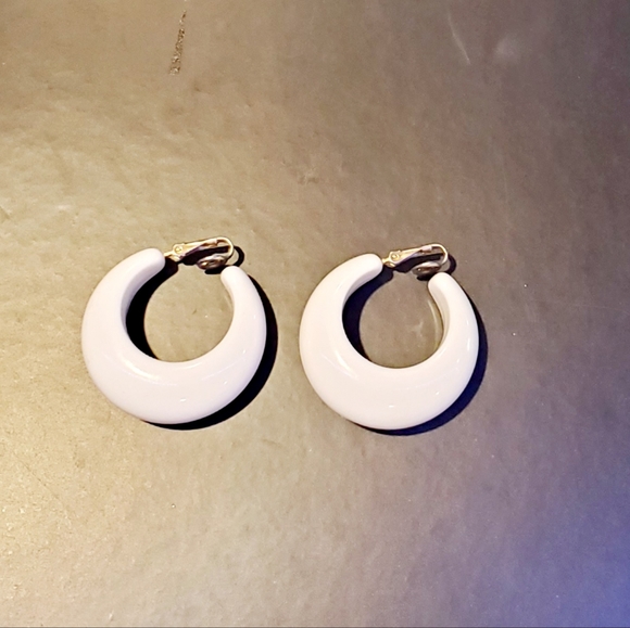 Vintage signed Trifari Crown Clip on Earrings. - Picture 6 of 7